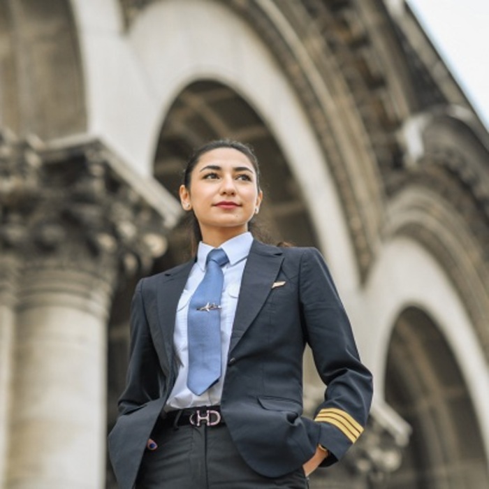 i-az-sym-tuk-ivan-shishiev-momichetata-com_700x700_crop_478b24840a