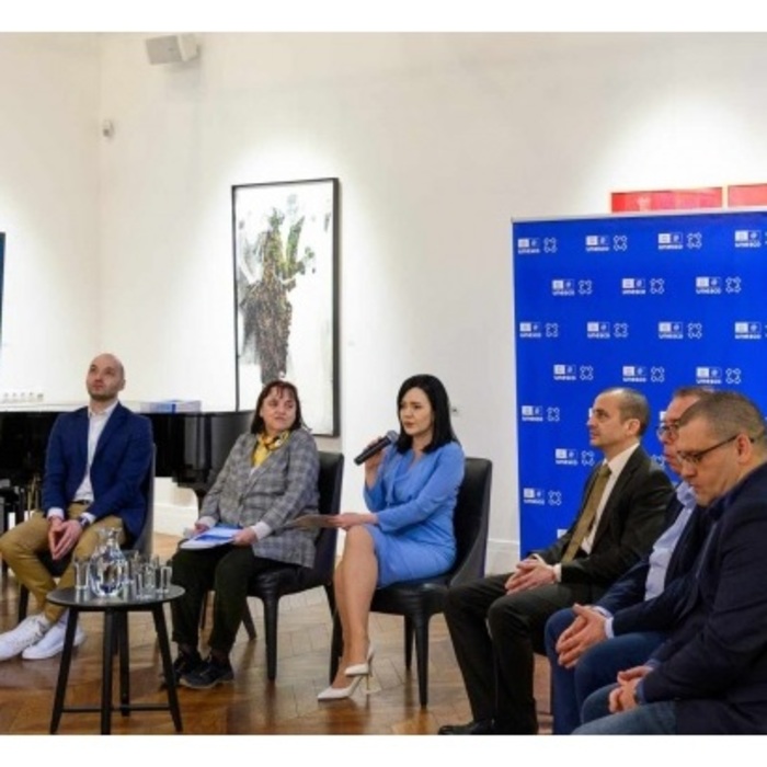 014-untitled_700x700_crop_478b24840a