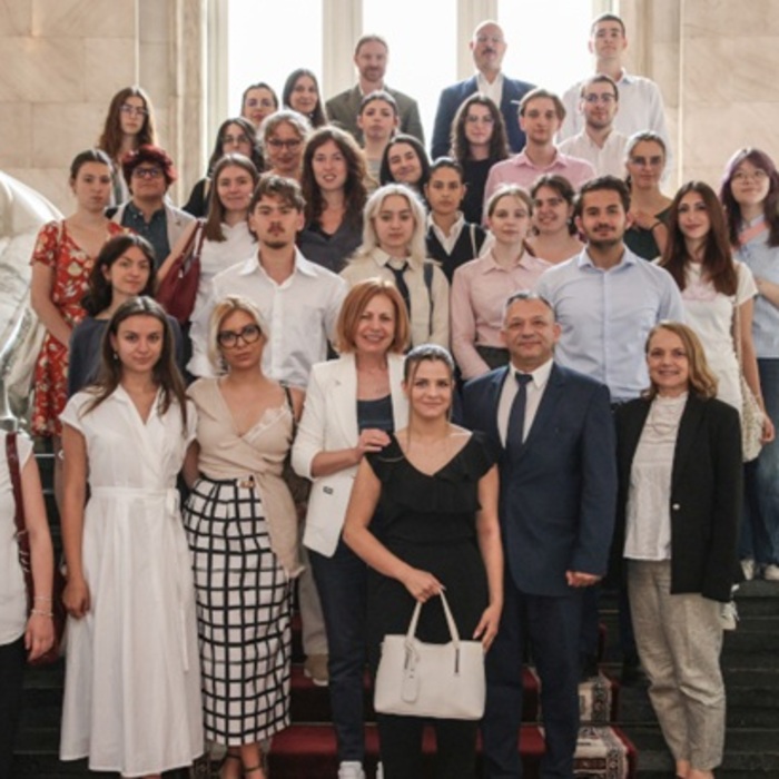 komisiq-po-vunshna-politika-ns_700x700_crop_478b24840a