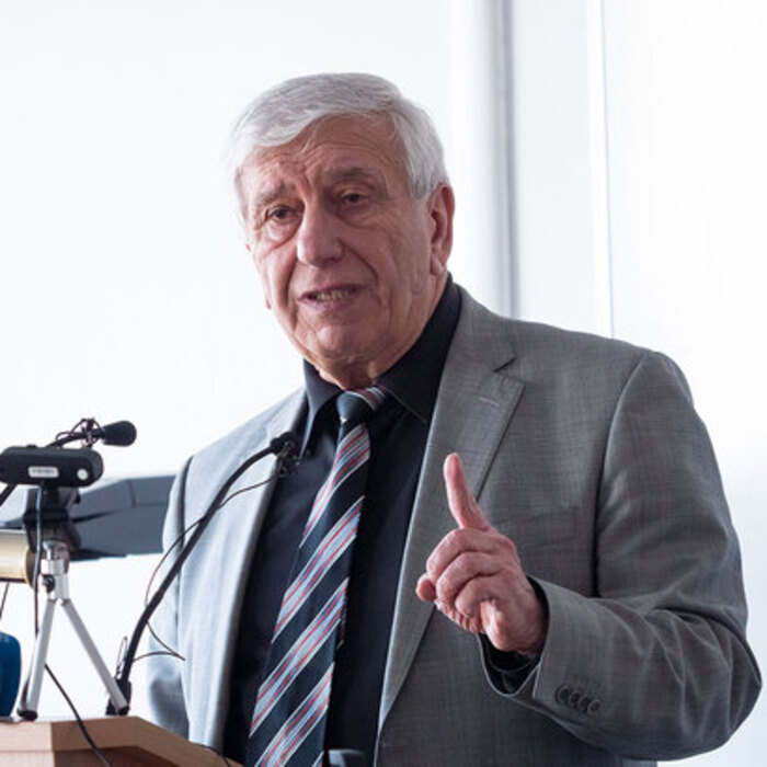 02_700x700_crop_478b24840a