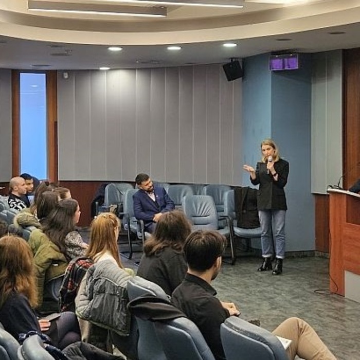 smart-adapt-viewsofia-com_700x700_crop_478b24840a